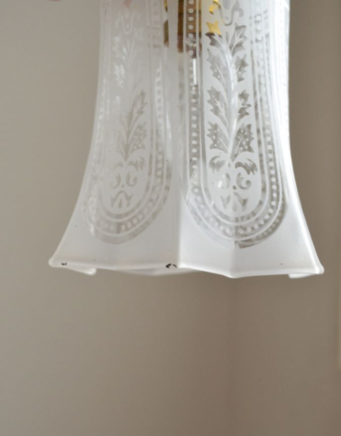 ペンダントライト 照明・ライティング イギリスのアンティーク照明、模様が美しいペンダントランプ。可愛いので明かりを点けない昼間もオシャレなインテリアになります。(k-1292-z)