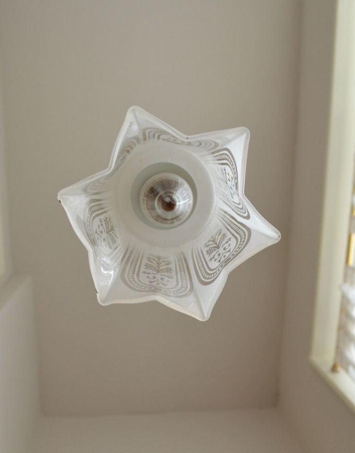 ペンダントライト 照明・ライティング イギリスのアンティーク照明、模様が美しいペンダントランプ。下から見るとお花のようなかたちが可愛いデザインです。(k-1292-z)