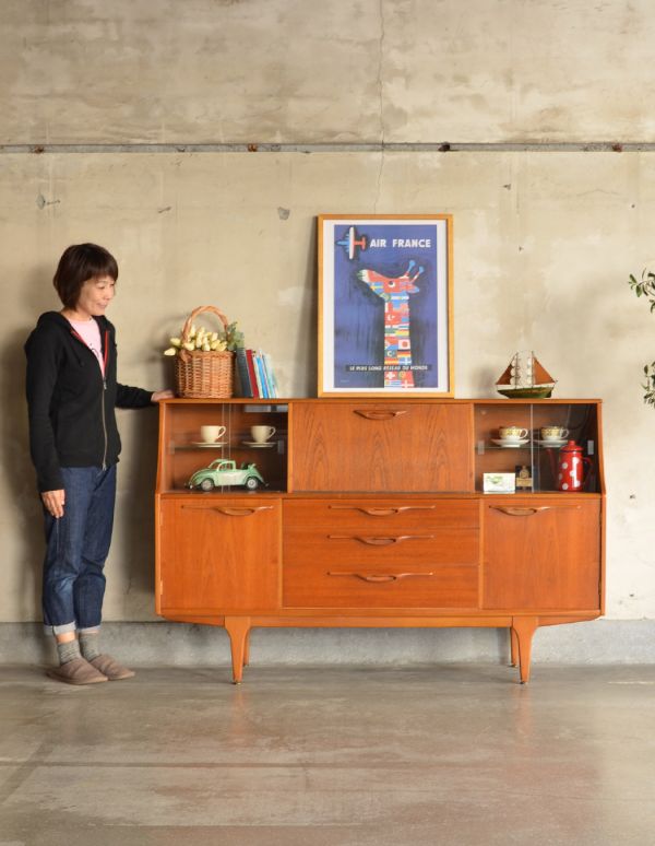 アンティークのキャビネット　アンティーク家具　スカンジナビアンなヴィンテージ家具、リビングサイドボード（Jentique社）。スッキリとかっこいいデザインが特徴のサイドボード。(k-1293-f)