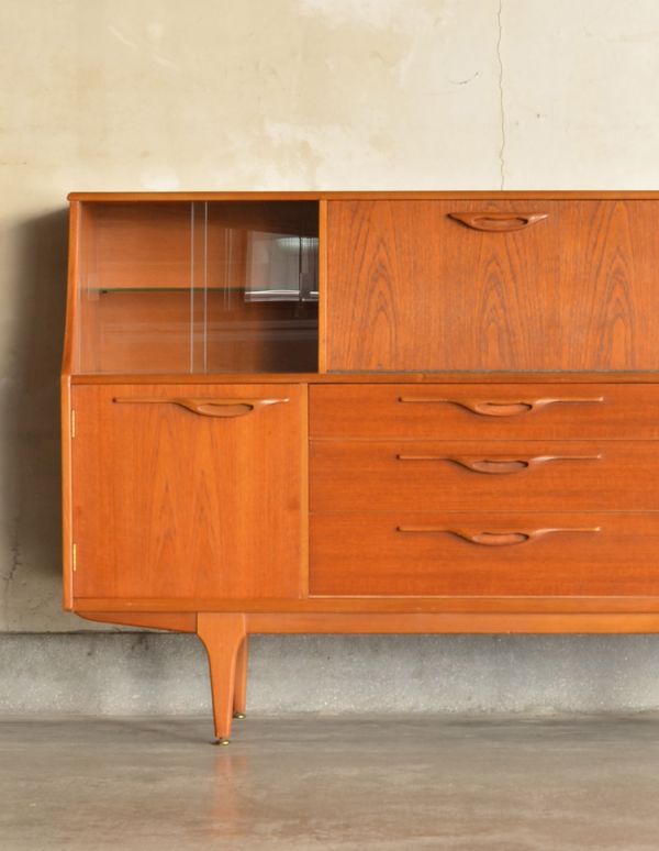 アンティークのキャビネット　アンティーク家具　スカンジナビアンなヴィンテージ家具、リビングサイドボード（Jentique社）。閉じてあるときはスッキリシンプルな外見。(k-1293-f)