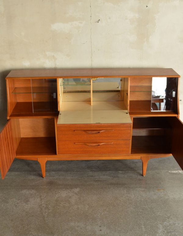 アンティークのキャビネット　アンティーク家具　スカンジナビアンなヴィンテージ家具、リビングサイドボード（Jentique社）。扉の奥はたっぷり収納。(k-1293-f)