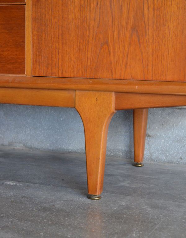 アンティークのキャビネット　アンティーク家具　スカンジナビアンなヴィンテージ家具、リビングサイドボード（Jentique社）。きちんと支えます。(k-1293-f)