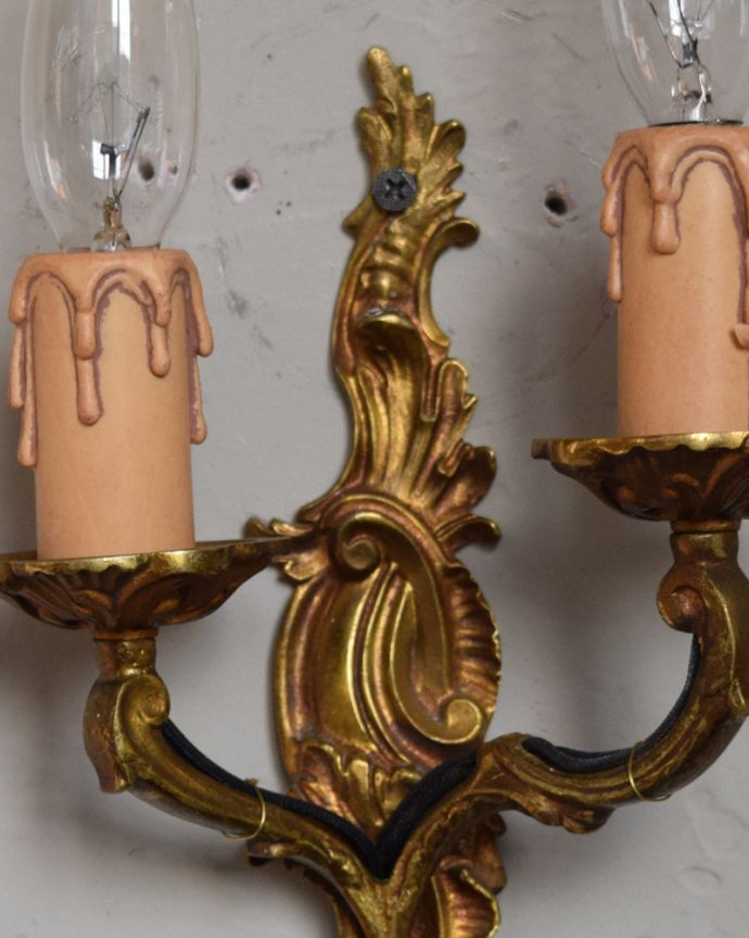 壁付けブラケット　照明・ライティング　アンティーク照明、植物モチーフの美しいゴールド色のウォールブラケット（Ｅ17シャンデリア球付き）。装飾がとっても上品で洗練された美しさがあります。(k-1294-z)