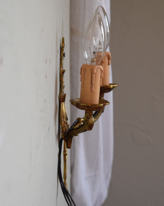 壁付けブラケット　照明・ライティング　アンティーク照明、植物モチーフの美しいゴールド色のウォールブラケット（Ｅ17シャンデリア球付き）。電気が付いていなくても絵になるデザインです。(k-1294-z)
