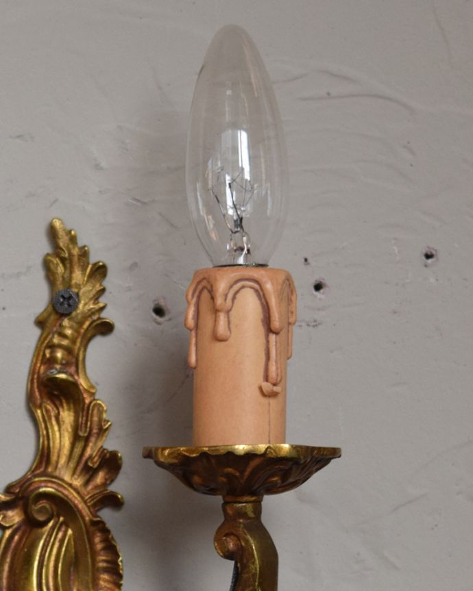 壁付けブラケット　照明・ライティング　アンティーク照明、植物モチーフの美しいゴールド色のウォールブラケット（Ｅ17シャンデリア球付き）。しっかりオーバーホウルをしたので、ご安心下さい。(k-1294-z)