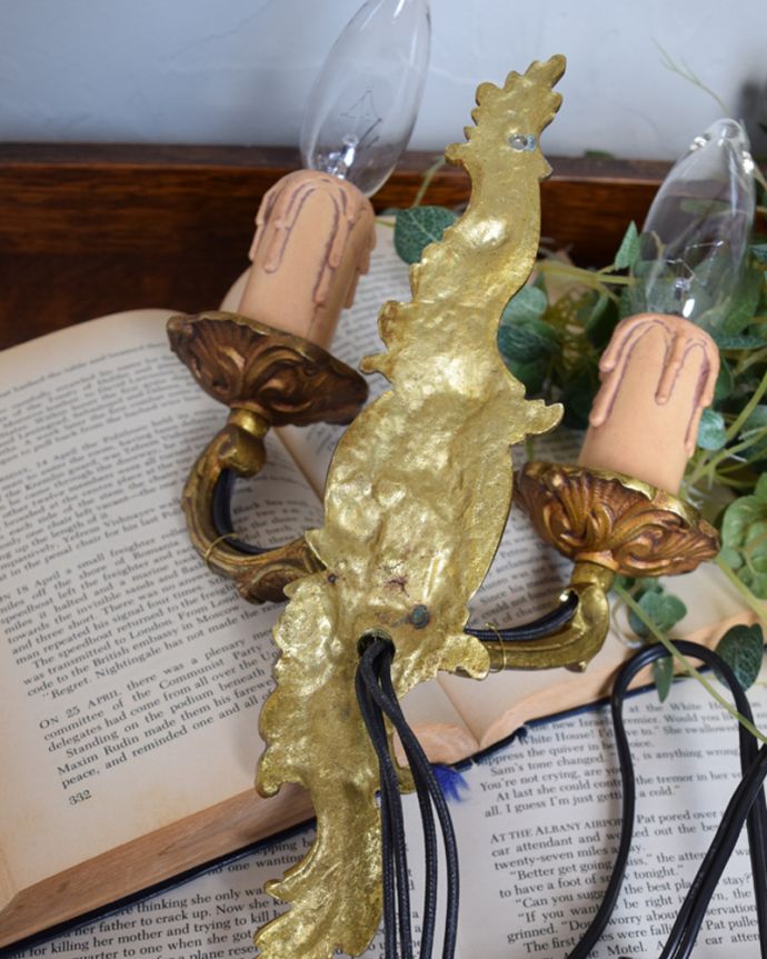 壁付けブラケット　照明・ライティング　アンティーク照明、植物モチーフの美しいゴールド色のウォールブラケット（Ｅ17シャンデリア球付き）。※配線に直結するので、電気屋さんによる取り付け工事が必要です。(k-1294-z)