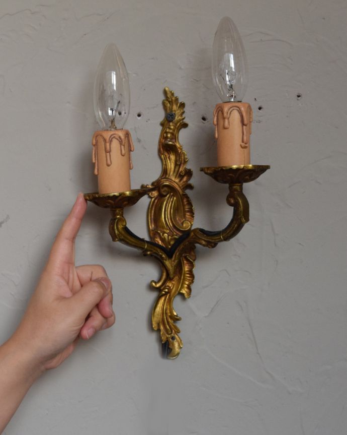 壁付けブラケット　照明・ライティング　アンティーク照明、植物モチーフの美しいゴールド色のウォールブラケット（Ｅ17シャンデリア球付き）。存在感のある素敵なアンティークのウォールランプです。(k-1294-z)
