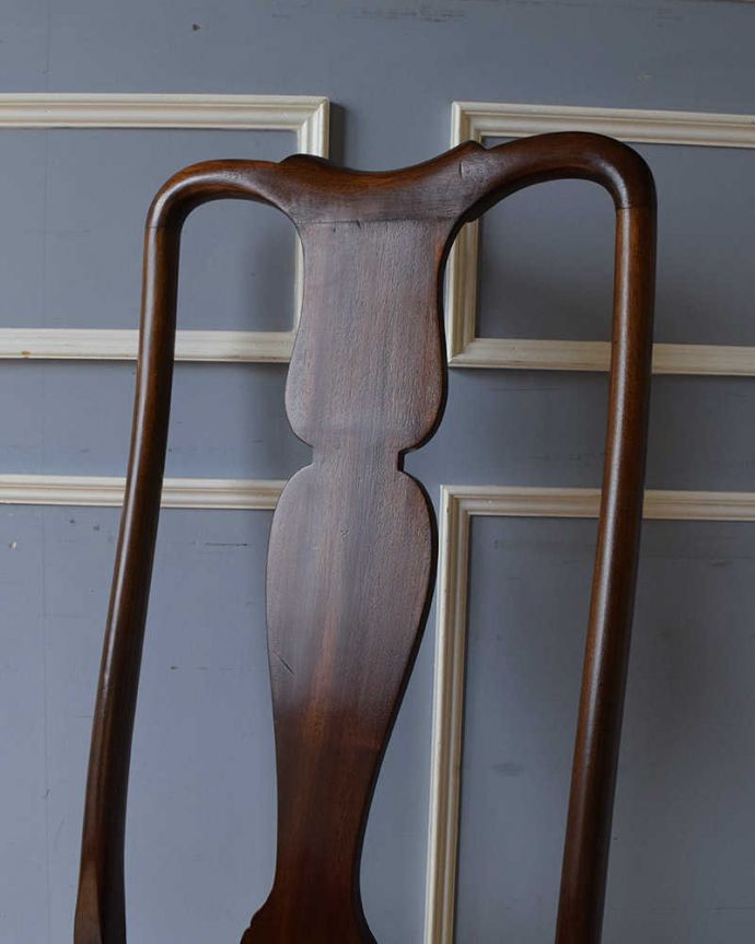 ダイニングチェア　アンティーク チェア　英国から届いたアンティークチェア、ワインレッドの布張りのクイーンアンチェア。木目や色は1脚1脚微妙に違いますが、どれもキレイに仕上げています。(k-1296-c)