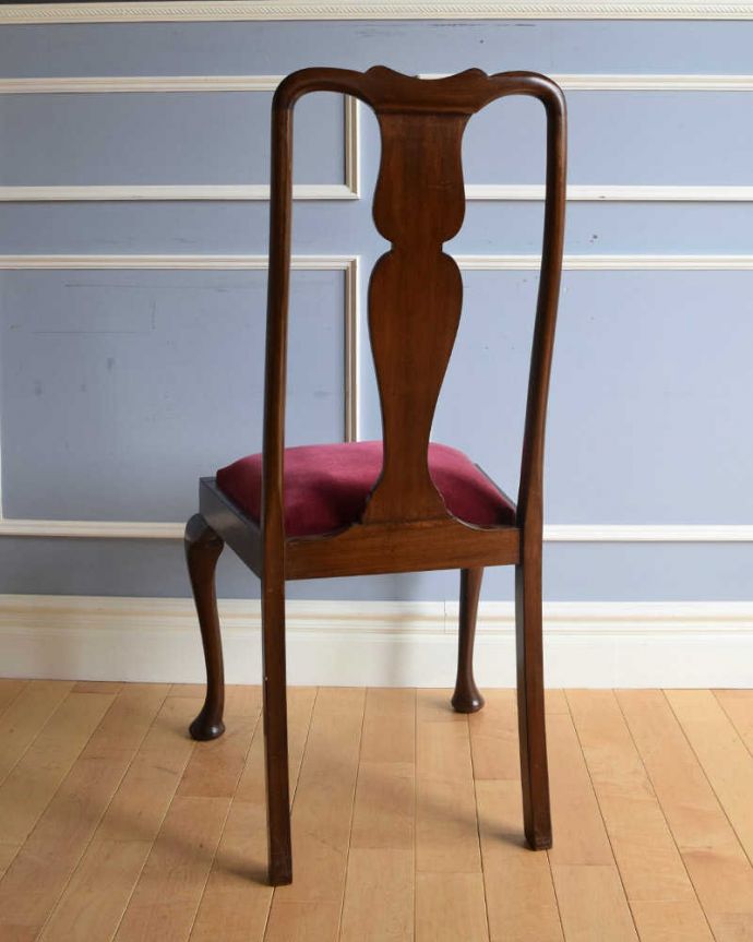 ダイニングチェア　アンティーク チェア　英国から届いたアンティークチェア、ワインレッドの布張りのクイーンアンチェア。しっかり修復したので、後ろ姿にも自信がありますいろんな修復方法がありますが、Handleでは専門の職人が一度、全てをバラしてから丁寧に組み上げているのでクオリティが違います。(k-1296-c)