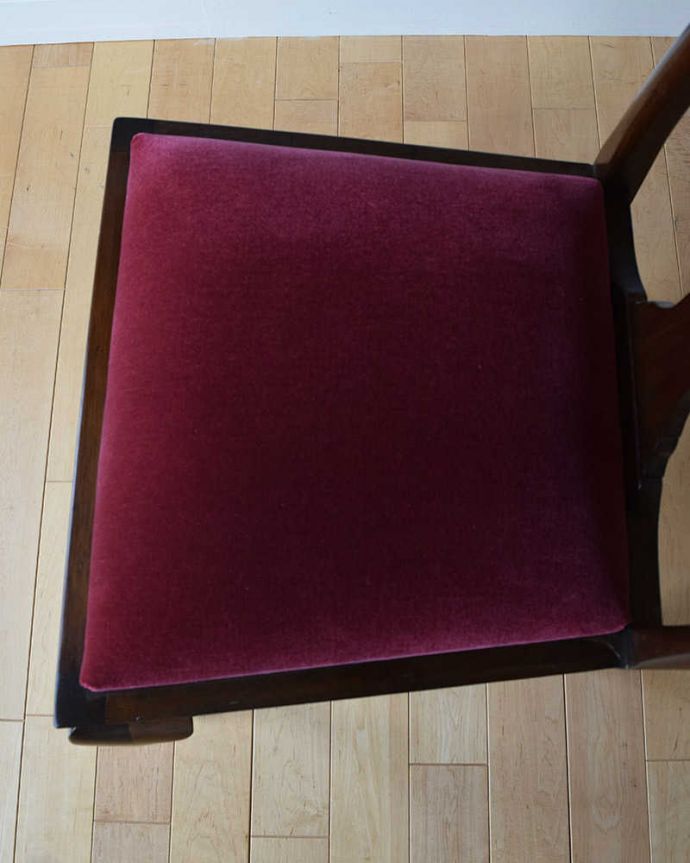 ダイニングチェア　アンティーク チェア　英国から届いたアンティークチェア、ワインレッドの布張りのクイーンアンチェア。新しく貼り替えました修復の際、座面の生地も新しいものに貼り替えてあります。(k-1296-c)