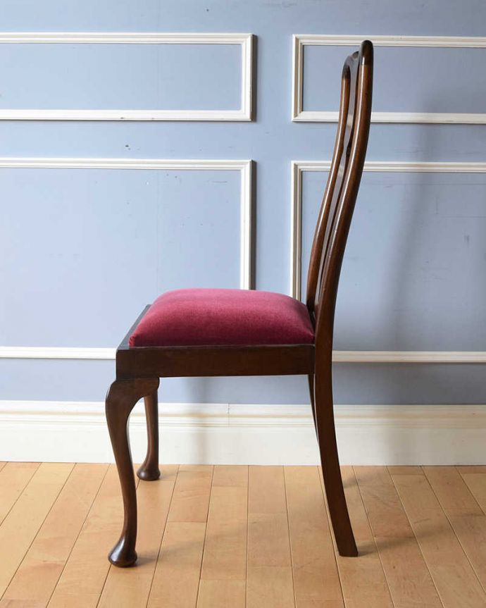 ダイニングチェア　アンティーク チェア　英国から届いたアンティークチェア、ワインレッドの布張りのクイーンアンチェア。横から見ても優雅な立ち姿しっかり組み直してあるので、横から見てもキレイです。(k-1296-c)