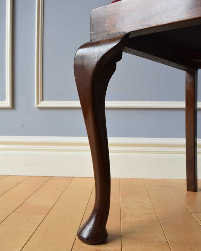 ダイニングチェア　アンティーク チェア　英国から届いたアンティークチェア、ワインレッドの布張りのクイーンアンチェア。床を滑らせて移動出来ますHandleではアンティークチェアの脚の裏にフェルトキーパーをお付けしています。(k-1296-c)