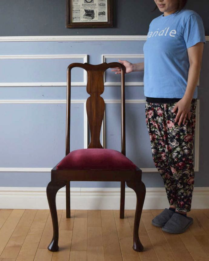 ダイニングチェア　アンティーク チェア　英国から届いたアンティークチェア、ワインレッドの布張りのクイーンアンチェア。上品な雰囲気が漂います。(k-1296-c)