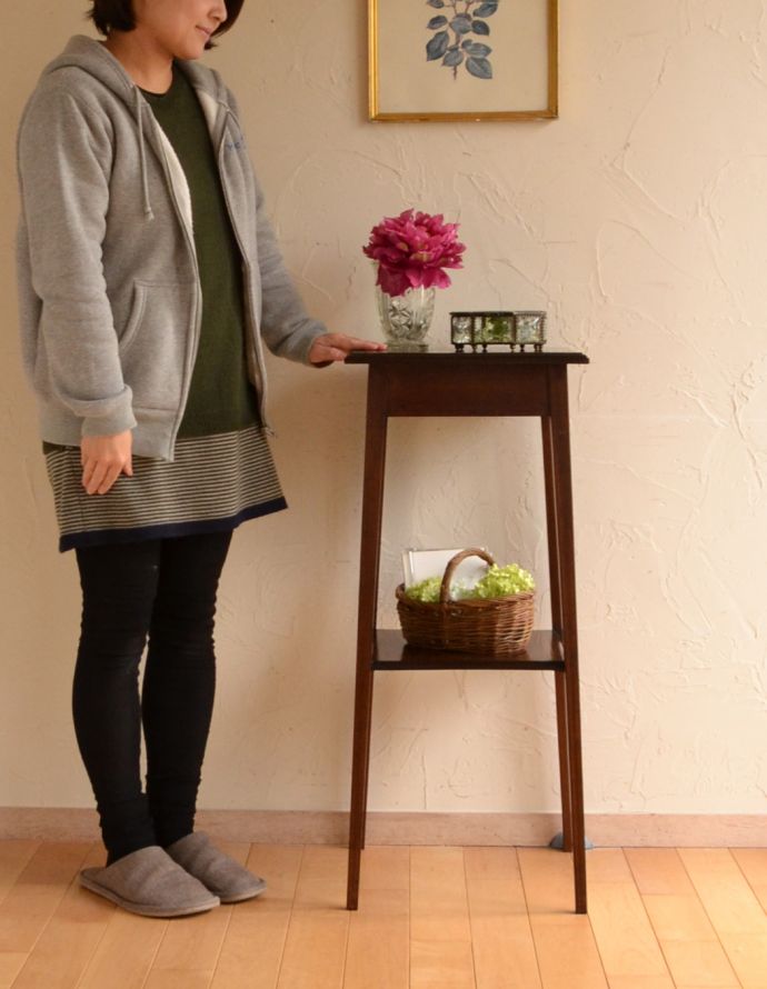 アンティークのテーブル アンティーク家具 象嵌の高級感がある英国家具、棚が付いたオケージョナルテーブル。そっと壁に付けて置くだけで、オシャレな雰囲気に。(k-1297-f-1)