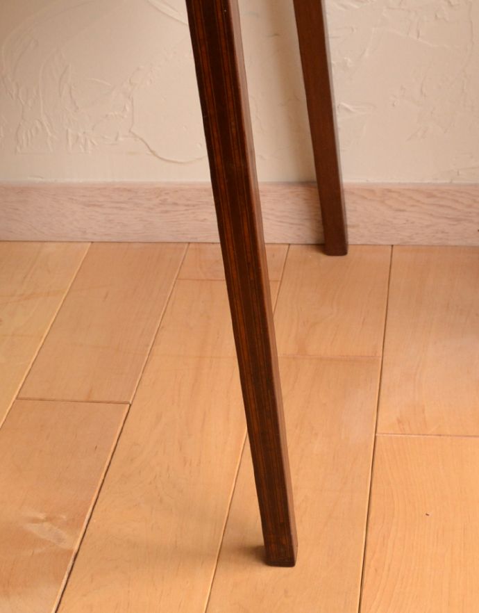 アンティークのテーブル アンティーク家具 象嵌の高級感がある英国家具、棚が付いたオケージョナルテーブル。細い脚先が繊細でステキ。(k-1297-f-1)