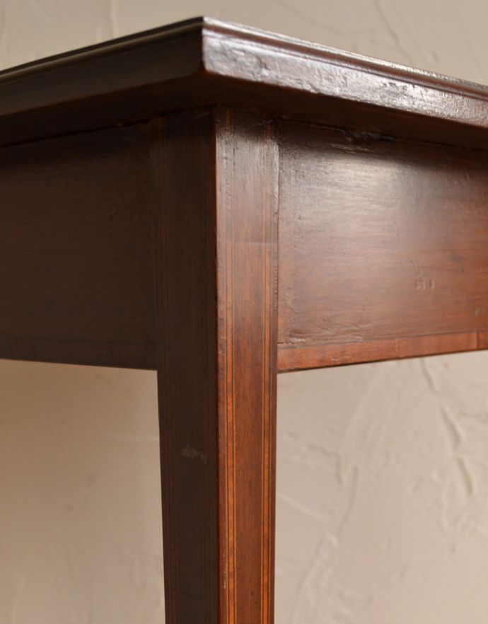 アンティークのテーブル アンティーク家具 象嵌の高級感がある英国家具、棚が付いたオケージョナルテーブル。天板だけでなく、脚にも上品な装飾が施されています。(k-1297-f-1)