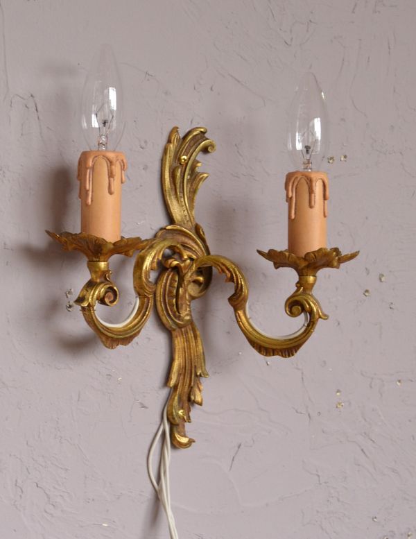 壁付けブラケット　照明・ライティング　華やかなアンティーク照明、ゴールド色の上品なウォールブラケット（Ｅ17シャンデリア球付）。存在感のある素敵なアンティークのウォールブラケットです。(k-1297-z)