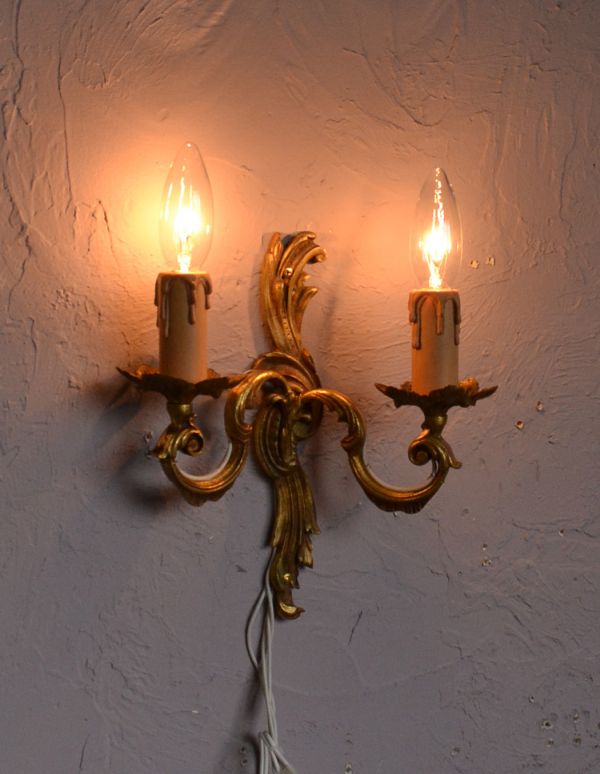 壁付けブラケット　照明・ライティング　華やかなアンティーク照明、ゴールド色の上品なウォールブラケット（Ｅ17シャンデリア球付）。寝室や階段、玄関などにピッタリの壁付けブラケット。(k-1297-z)