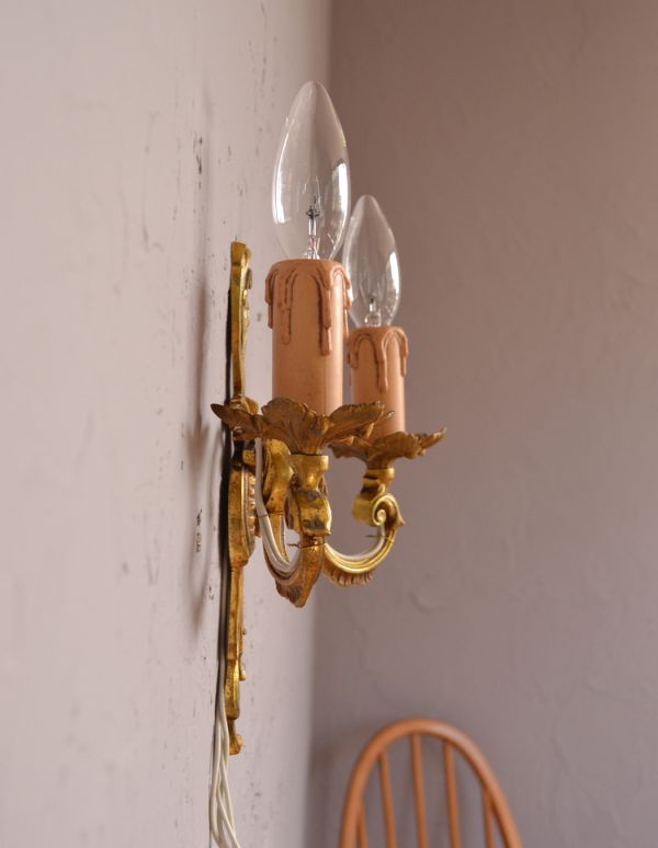 壁付けブラケット　照明・ライティング　華やかなアンティーク照明、ゴールド色の上品なウォールブラケット（Ｅ17シャンデリア球付）。壁のお洒落を楽しむのにはピッタリな存在感です。(k-1297-z)