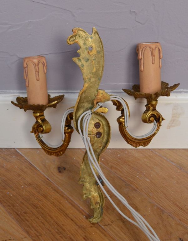 壁付けブラケット　照明・ライティング　華やかなアンティーク照明、ゴールド色の上品なウォールブラケット（Ｅ17シャンデリア球付）。壁の中に配線をする場合は、電気屋さんによる取り付け工事が必要です。(k-1297-z)