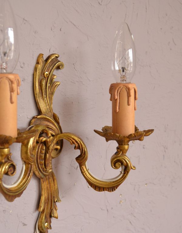壁付けブラケット　照明・ライティング　華やかなアンティーク照明、ゴールド色の上品なウォールブラケット（Ｅ17シャンデリア球付）。まるでロウソクが点灯しているようなデザインがお洒落です。(k-1297-z)