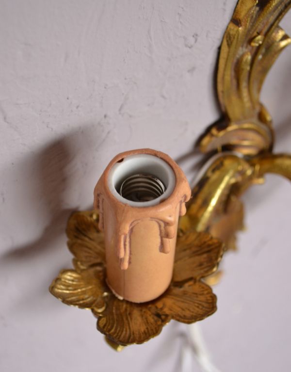 壁付けブラケット　照明・ライティング　華やかなアンティーク照明、ゴールド色の上品なウォールブラケット（Ｅ17シャンデリア球付）。しっかりオーバーホウルをしたので、ご安心下さい。(k-1297-z)