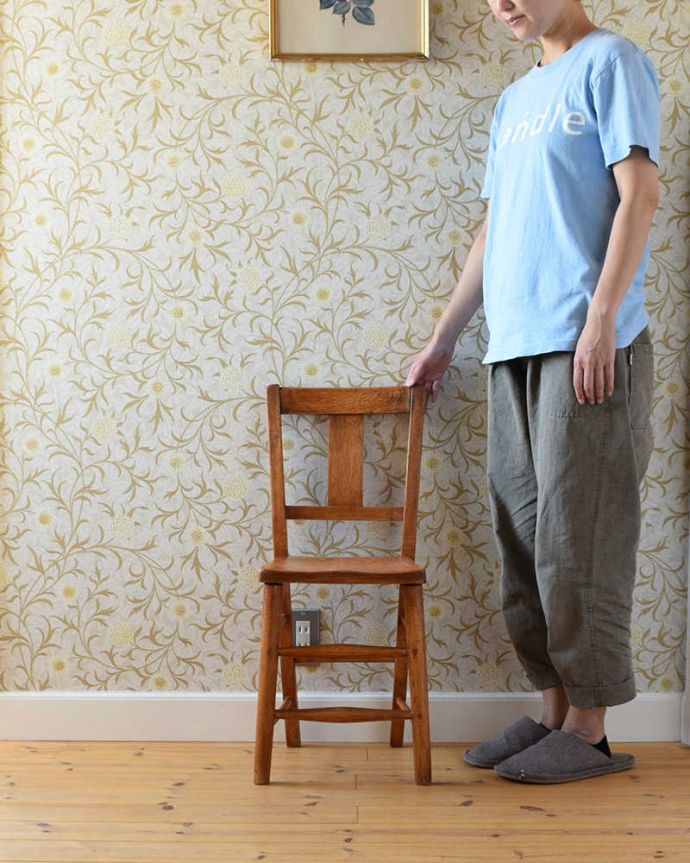 ダイニングチェア　アンティーク チェア　いろいろな場所で使えるチャイルドチェア、イギリス輸入のアンティーク椅子。子ども用の椅子はデザインも可愛いダイニングや家事室、書斎に置けば、お部屋に個性と遊び心が出ますよ。(k-1298-c)