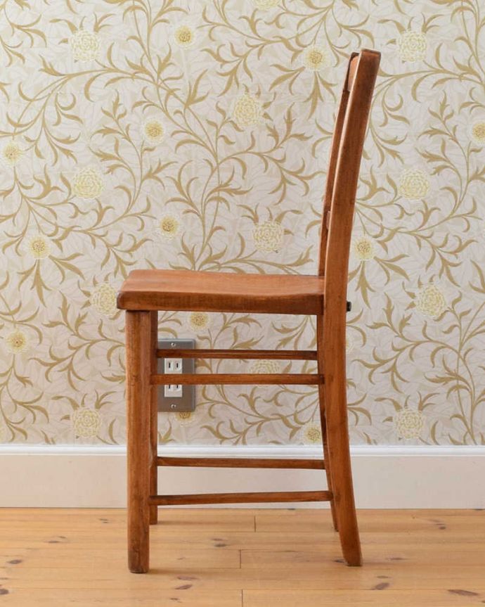 ダイニングチェア　アンティーク チェア　いろいろな場所で使えるチャイルドチェア、イギリス輸入のアンティーク椅子。横から見てもステキ横から見るとこんな感じ。(k-1298-c)