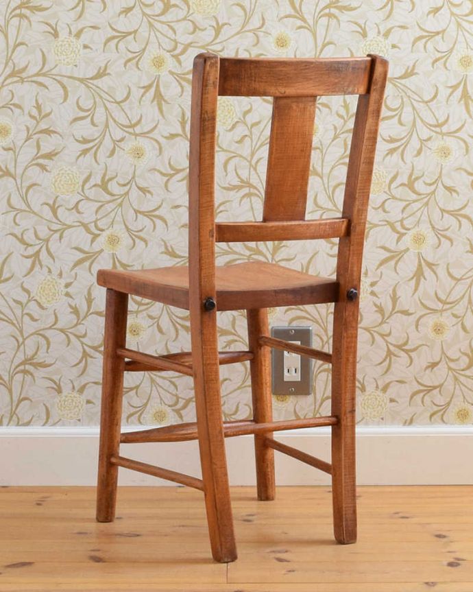 ダイニングチェア　アンティーク チェア　いろいろな場所で使えるチャイルドチェア、イギリス輸入のアンティーク椅子。後ろ姿にも自信アリ！並べた時に後ろから見ることも多い椅子。(k-1298-c)