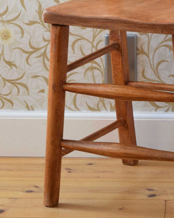 ダイニングチェア　アンティーク チェア　いろいろな場所で使えるチャイルドチェア、イギリス輸入のアンティーク椅子。移動もラクラクHandleのアンティークは、脚の裏にフェルトキーパーをお付けしていますので、床を滑らせてれば移動が簡単です。(k-1298-c)