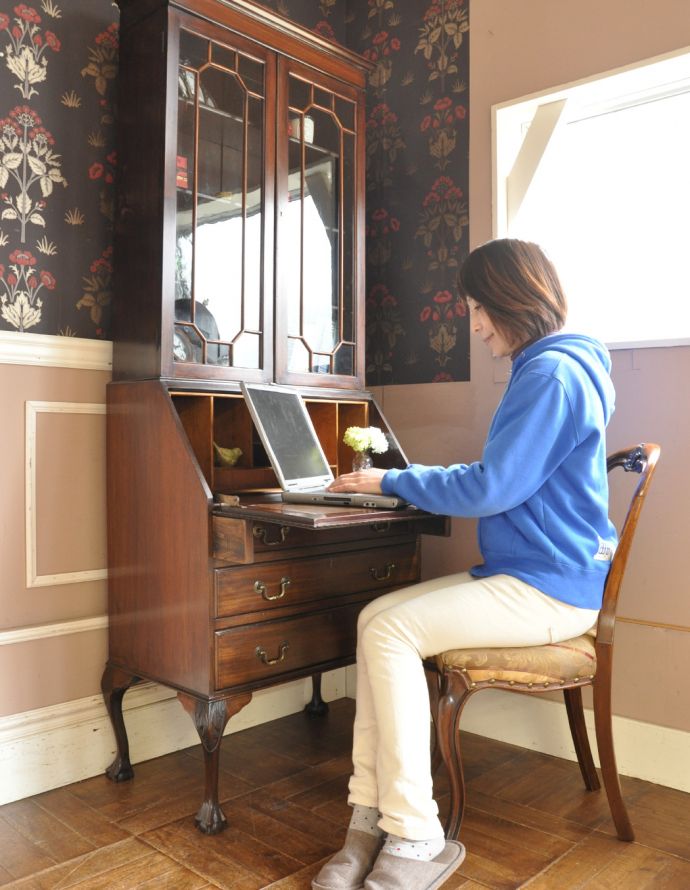 サイドバイサイド アンティーク家具 英国のアンティーク収納家具、気品溢れるビューローブックケース。飾り棚とパソコンスペース、両方欲しい方にオススメなのが、このブックケースビューロー!(モデルの身長は163cmです)。(k-1298-f)