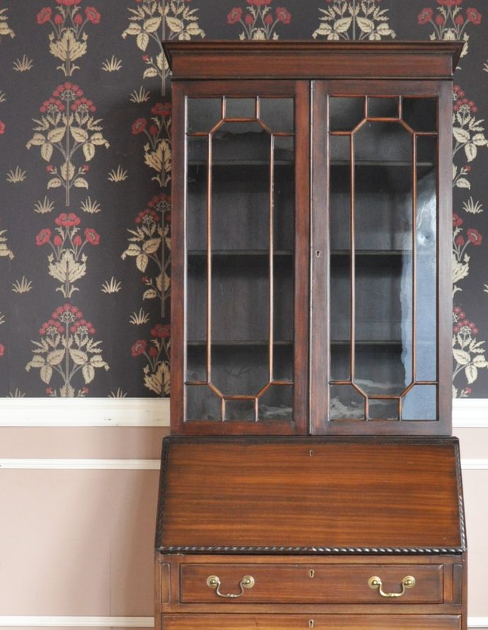 サイドバイサイド アンティーク家具 英国のアンティーク収納家具、気品溢れるビューローブックケース。男女共によく似合う大人っぽいビューローです。(k-1298-f)