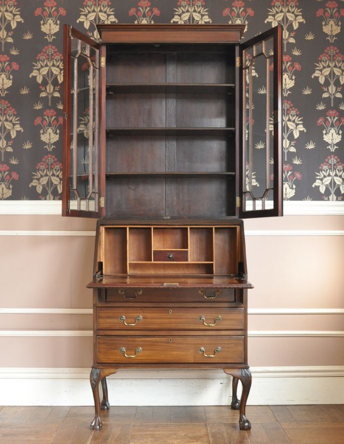 サイドバイサイド アンティーク家具 英国のアンティーク収納家具、気品溢れるビューローブックケース。飾り棚の棚板は3枚。(k-1298-f)