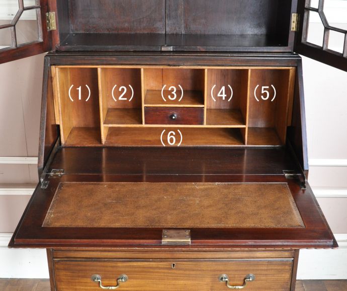 サイドバイサイド アンティーク家具 英国のアンティーク収納家具、気品溢れるビューローブックケース。パソコンを置いても広々としていて、使いやすいんです。(k-1298-f)