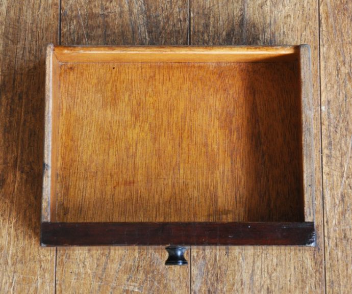 サイドバイサイド アンティーク家具 英国のアンティーク収納家具、気品溢れるビューローブックケース。ビューローの中には、小さな引き出しが1杯付いています。(k-1298-f)