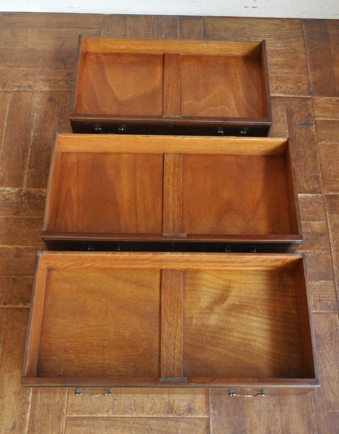 サイドバイサイド アンティーク家具 英国のアンティーク収納家具、気品溢れるビューローブックケース。大きな引き出しが3杯あります。(k-1298-f)