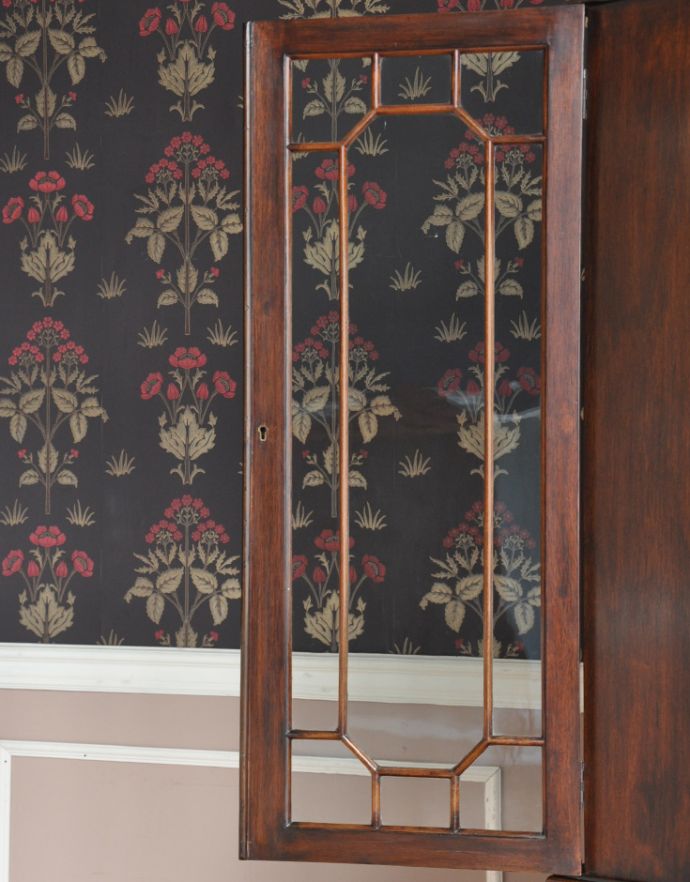 サイドバイサイド アンティーク家具 英国のアンティーク収納家具、気品溢れるビューローブックケース。装飾の入った大きなガラスです。(k-1298-f)