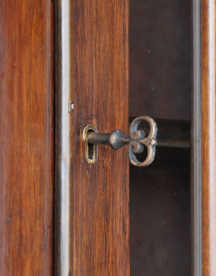 サイドバイサイド アンティーク家具 英国のアンティーク収納家具、気品溢れるビューローブックケース。アンティークの鍵が付いています。(k-1298-f)