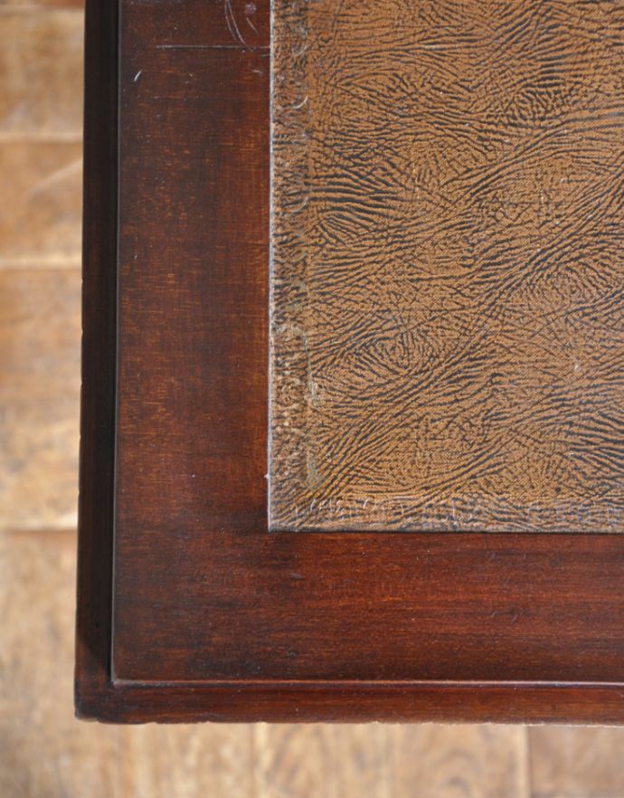 サイドバイサイド アンティーク家具 英国のアンティーク収納家具、気品溢れるビューローブックケース。デスクの天板には革が貼られています。(k-1298-f)