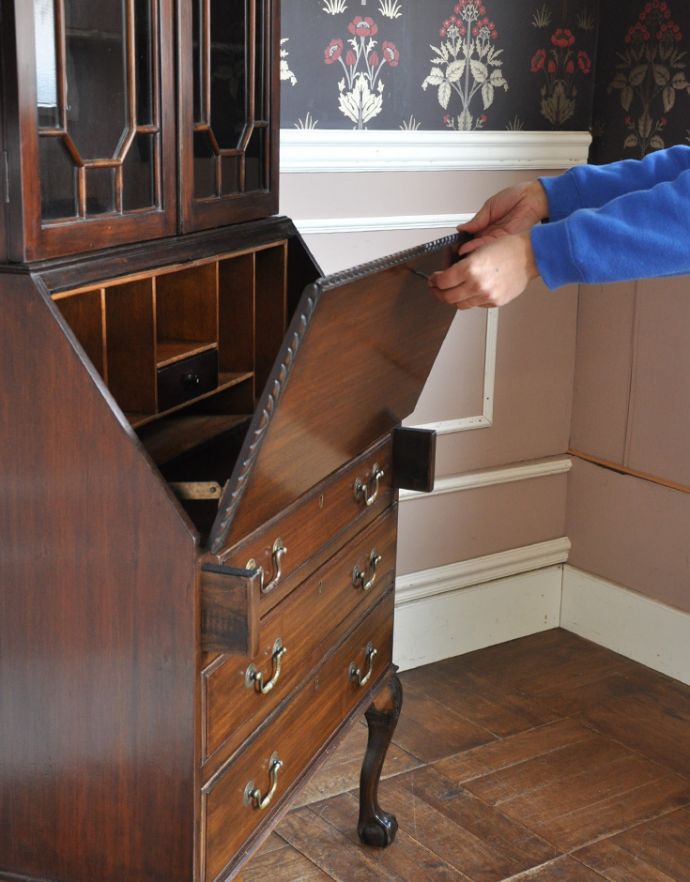 サイドバイサイド アンティーク家具 英国のアンティーク収納家具、気品溢れるビューローブックケース。ビューローは支えでしっかり固定されるので、安心してお使いいただけます。(k-1298-f)