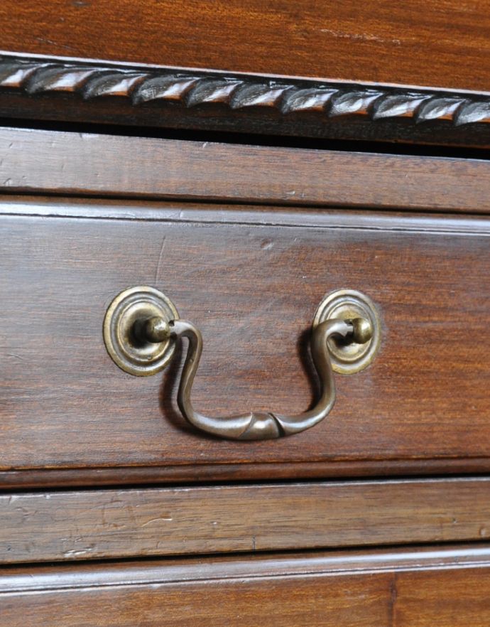 サイドバイサイド アンティーク家具 英国のアンティーク収納家具、気品溢れるビューローブックケース。引き出しの取っ手は味わいのあるゴールドでデザインもゴージャス。(k-1298-f)