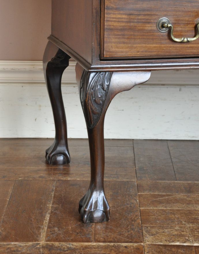 サイドバイサイド アンティーク家具 英国のアンティーク収納家具、気品溢れるビューローブックケース。ビューローをしっかり支える脚です。(k-1298-f)