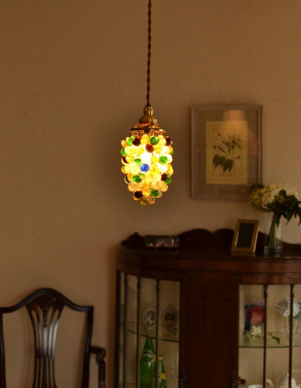 ペンダントライト 照明・ライティング たくさんの色が使われた葡萄のアンティークランプ(天井付け照明)。葡萄の可愛いシルエット。(k-1298-z)