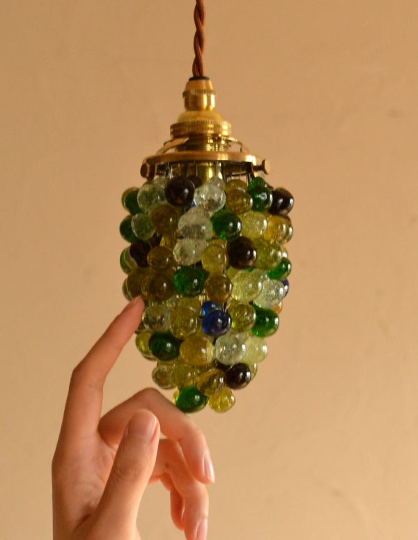 ペンダントライト 照明・ライティング たくさんの色が使われた葡萄のアンティークランプ(天井付け照明)。明かりを点けない日中でも、存在感たっぷりのシェードです。(k-1298-z)