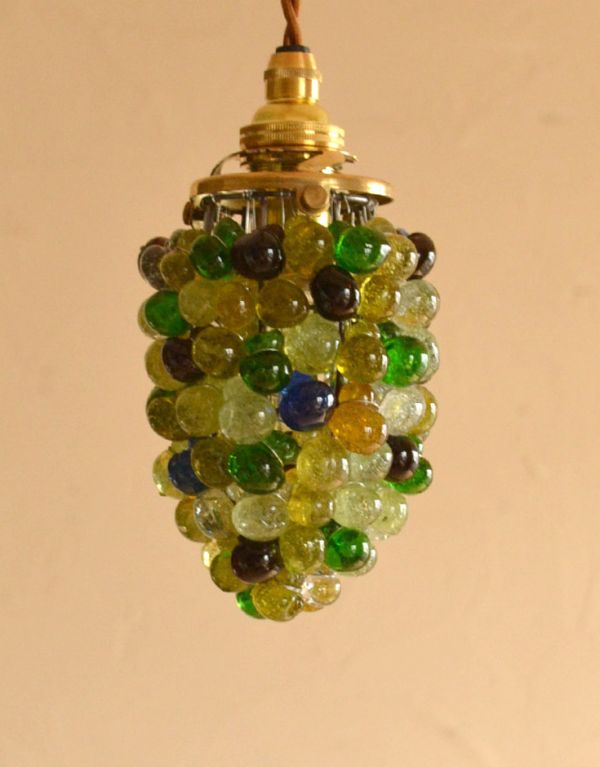 ペンダントライト 照明・ライティング たくさんの色が使われた葡萄のアンティークランプ(天井付け照明)。【 シェードのサイズ 】幅9×奥行9×高さ12cmコードは50、80cm以外にも、ご希望の長さで加工してお届けします。(k-1298-z)