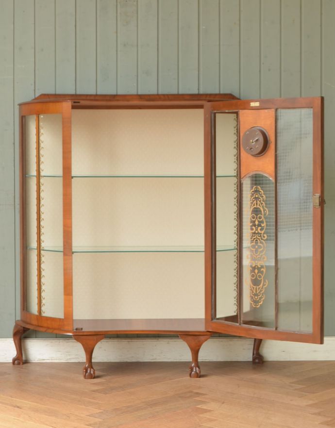 アンティークのキャビネット　アンティーク家具　ゴールドの装飾×時計が付いた英国アンティークのガラスキャビネット（飾り棚）。３段あります。(k-1299-f)