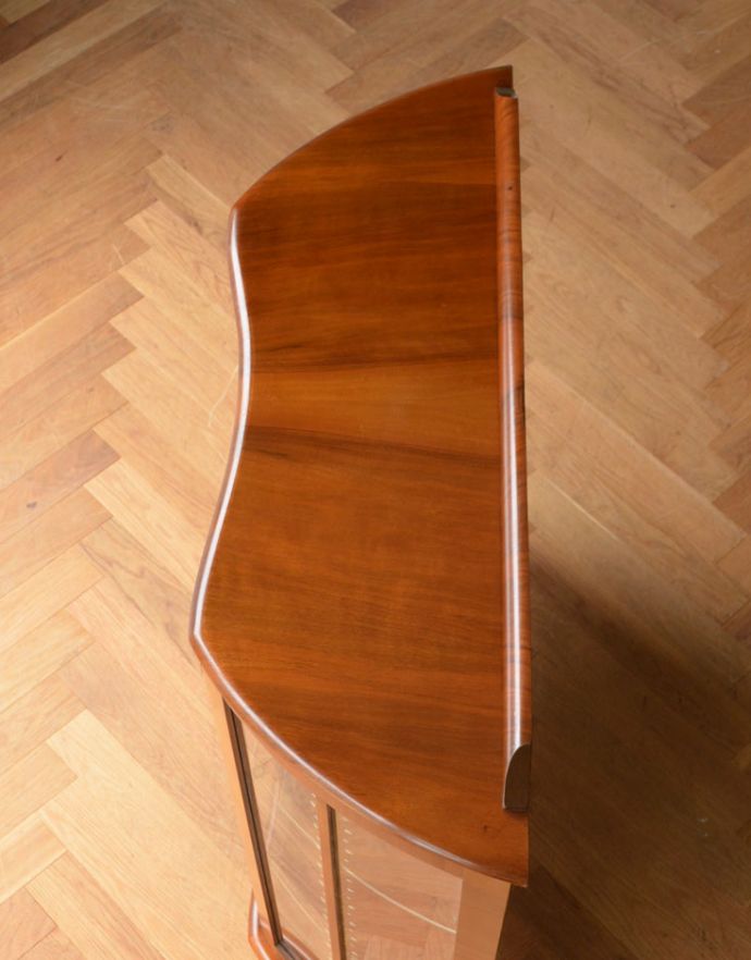 アンティークのキャビネット　アンティーク家具　ゴールドの装飾×時計が付いた英国アンティークのガラスキャビネット（飾り棚）。天板もピカピカにお直ししました。(k-1299-f)