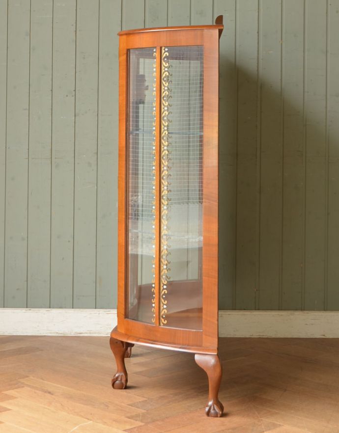 アンティークのキャビネット　アンティーク家具　ゴールドの装飾×時計が付いた英国アンティークのガラスキャビネット（飾り棚）。サイドもガラスなので、どこから見ても美しいです！しっかり作られているので、安心してお使いいただけます。(k-1299-f)