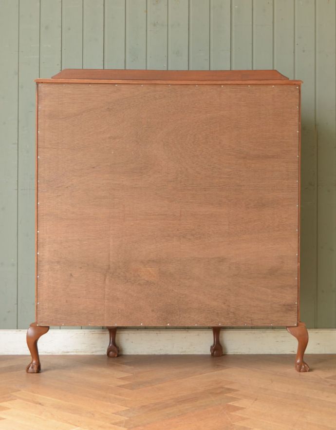 アンティークのキャビネット　アンティーク家具　ゴールドの装飾×時計が付いた英国アンティークのガラスキャビネット（飾り棚）。キチンとメンテナンスしてあるので、裏側もキレイです。(k-1299-f)