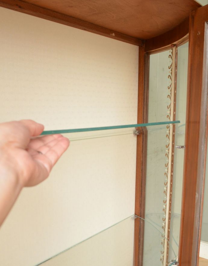 アンティークのキャビネット　アンティーク家具　ゴールドの装飾×時計が付いた英国アンティークのガラスキャビネット（飾り棚）。ガラスの棚板は可動です。(k-1299-f)